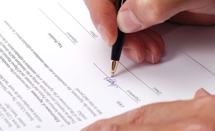 Parra Abogados persona firmando documentos